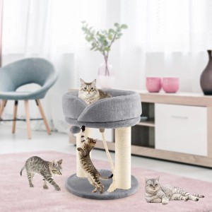 Grauer Costway Kratzbaum mit weicher Liegefläche, Sisal-Kratzstämmen und spielenden Katzen im Wohnzimmer.