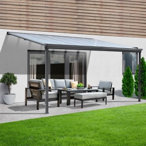 Anthrazitfarbene Home Deluxe Terrassenüberdachung Solis aus Aluminium mit Sitzgruppe auf Terrasse.
