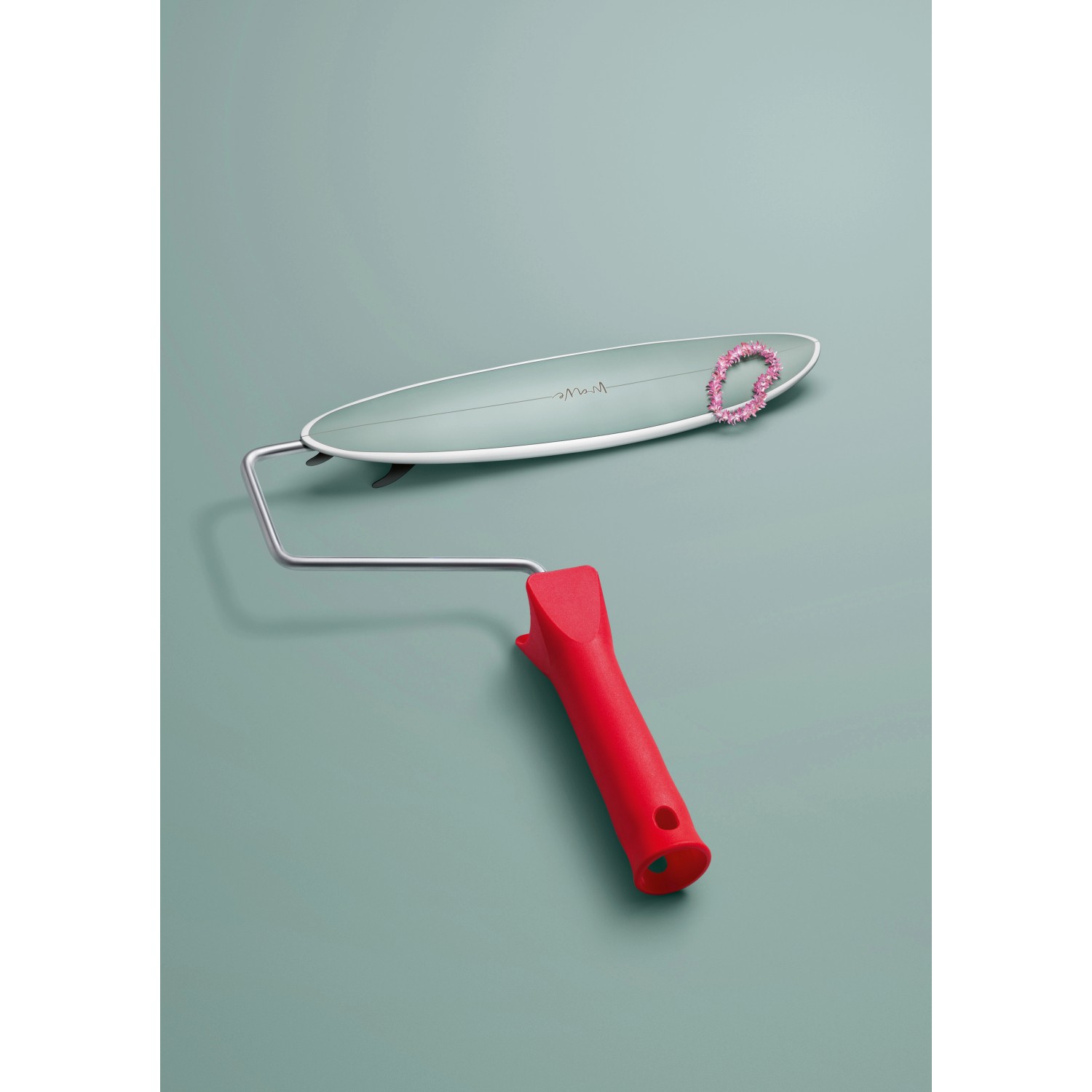 Schöner Wohnen Trendfarbe Maui, matte Wandfarbe mit Farbroller und Surfbrett-Deko.