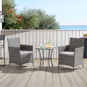 Graues 3-tlg. Svita Brooklyn Bistro Gartenmöbelset aus Polyrattan mit 2 Sesseln, Tisch mit Glasplatte auf Holzdeck.