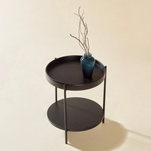 Schwarzer runder Couchtisch mit zwei Ablagen aus Massivholz und Metall. Moderner Wohnzimmertisch, dekoriert mit Vase.