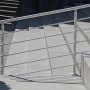 Weißes Aluminium Geländerset mit waagerechten Rundstäben für Treppen und Balkone.