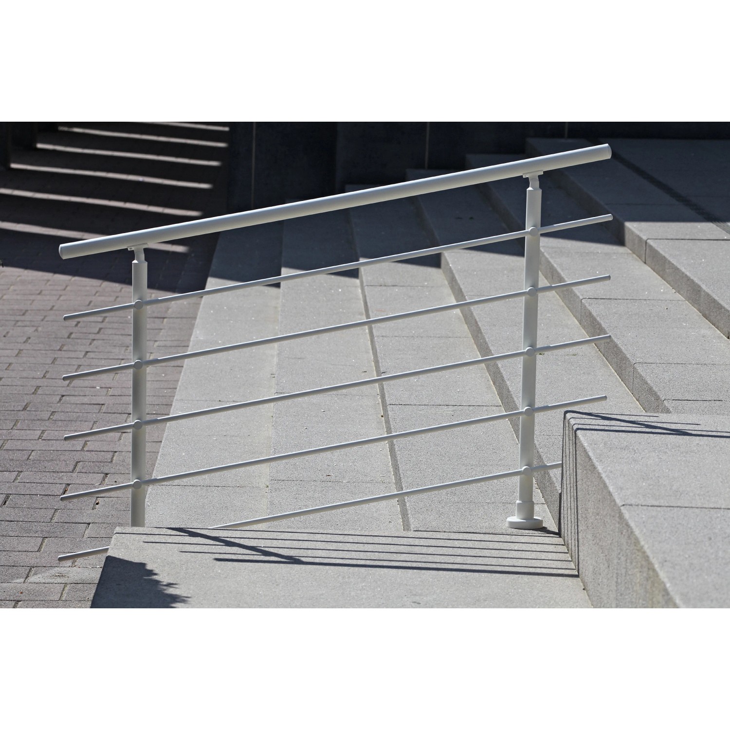 Weißes Aluminium Geländerset mit waagerechten Rundstäben für Treppen und Balkone.