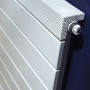 Weißer Ximax Badheizkörper PEP, 500x600 mm, 291 Watt. Paneelheizkörper mit horizontalen Lamellen und perforierter Abdeckung.