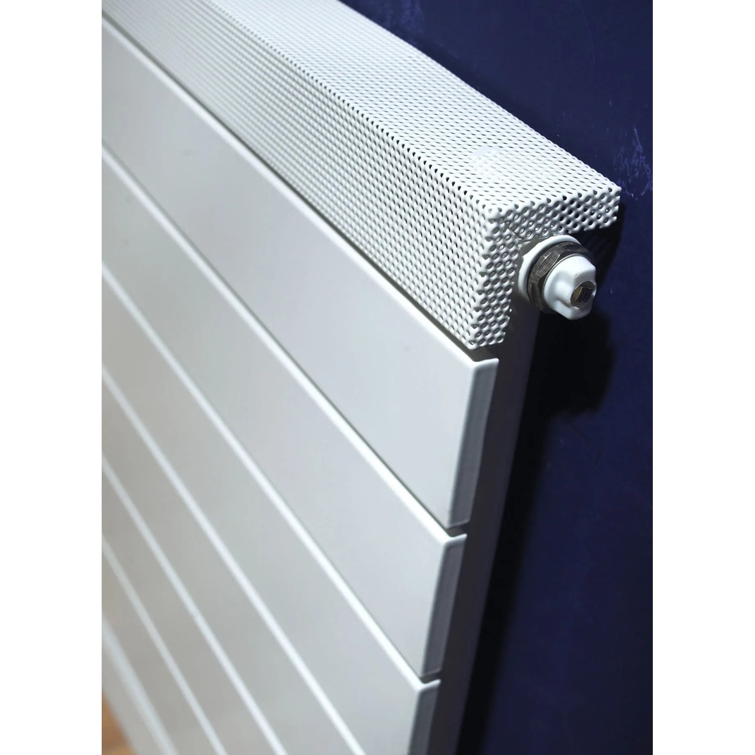 Weißer Ximax Badheizkörper PEP, 500x600 mm, 291 Watt. Paneelheizkörper mit horizontalen Lamellen und perforierter Abdeckung.