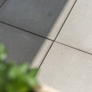 Verlegte, zementgraue Gehwegplatten 30x30 cm mit Fase für Terrasse & Garten.