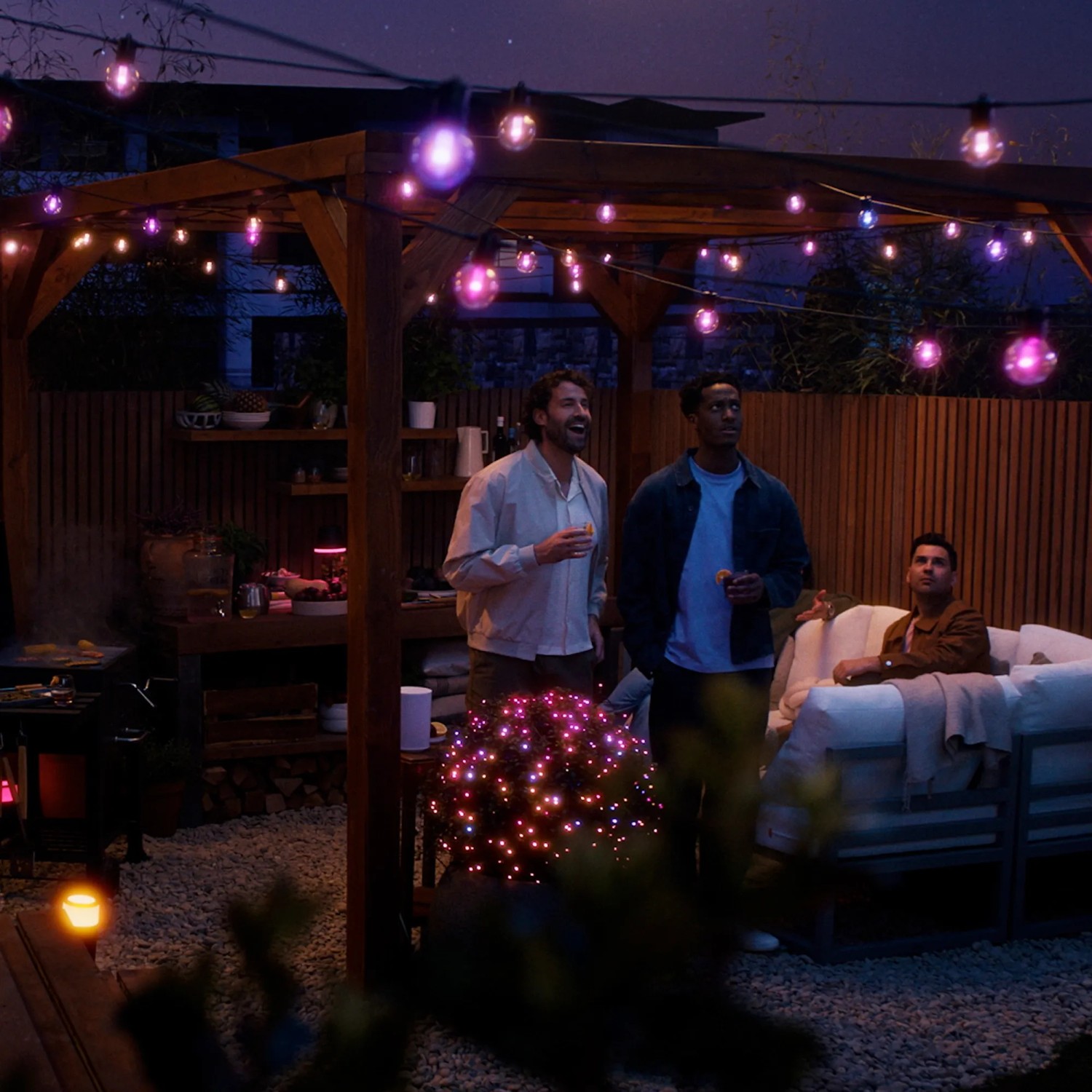 Philips Hue Festavia Globe Lichterkette (7m) illuminiert Gartenparty mit farbigen LED-Kugeln.