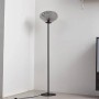 Moderne Lindby Stehlampe Lelia aus Alu und Glas, 1-flammig, für Wohnzimmer.