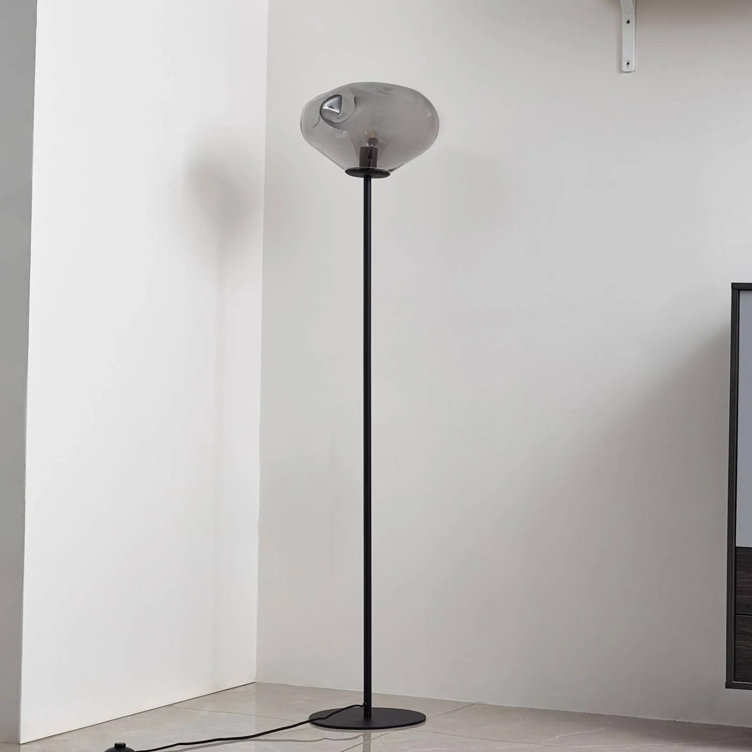 Moderne Lindby Stehlampe Lelia aus Alu und Glas, 1-flammig, für Wohnzimmer.