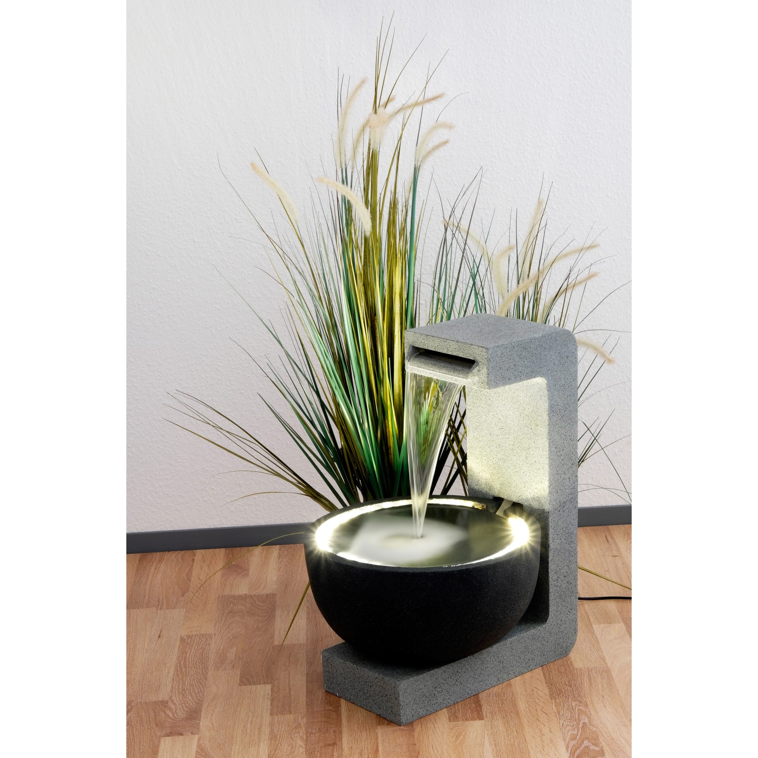 Großer Design-Gartenbrunnen mit runder Schale, beleuchtet mit LEDs. 52x44x65cm.