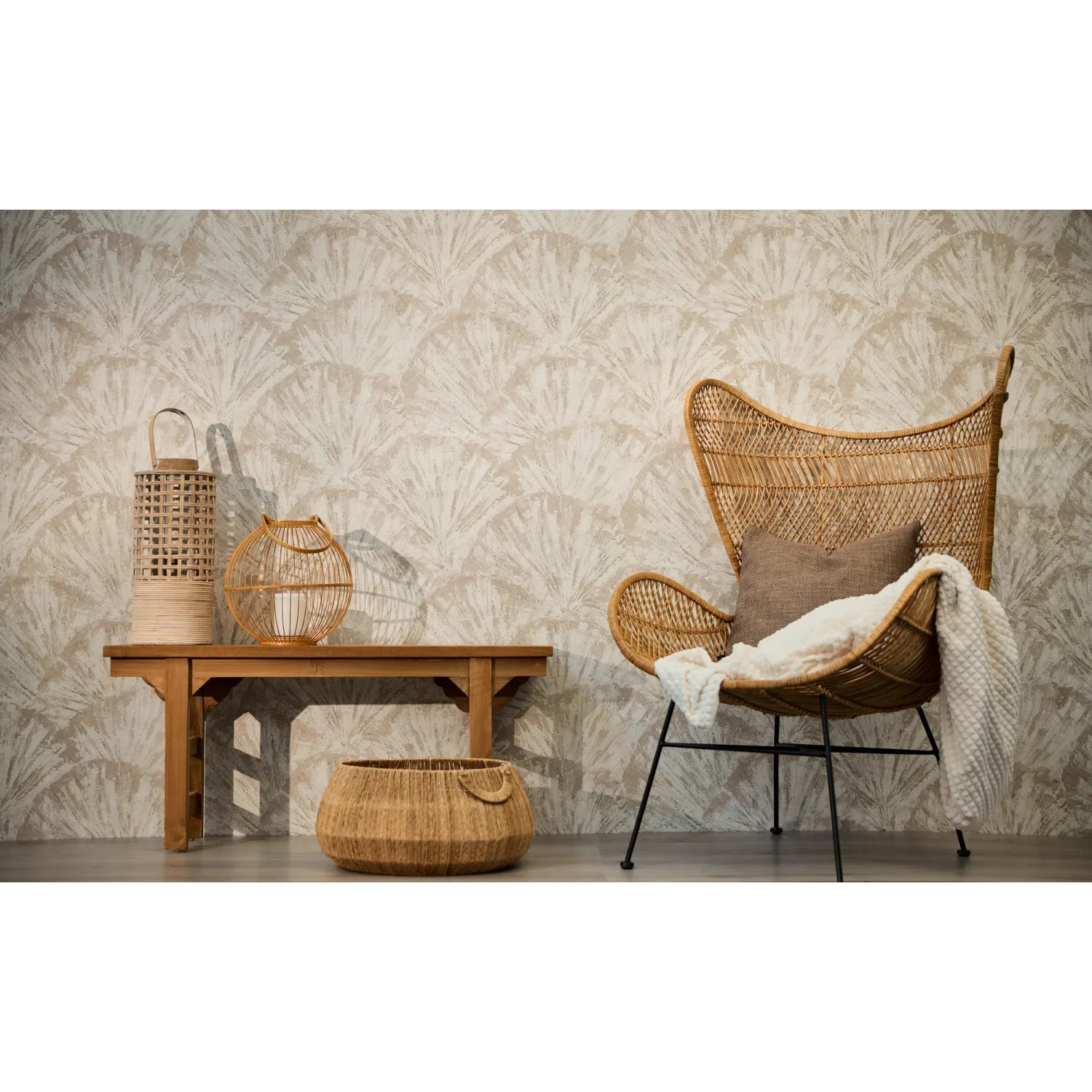 Szene mit A.S. Creation Vliestapete Grafik Floral in Creme-Beige, kombiniert mit Deko-Elementen.