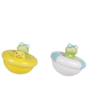 Zwei Terrakotta Froschfiguren für Gartendekoration: ein Frosch in gelbem Schwimmring mit Ente, einer in weiß-blau.
