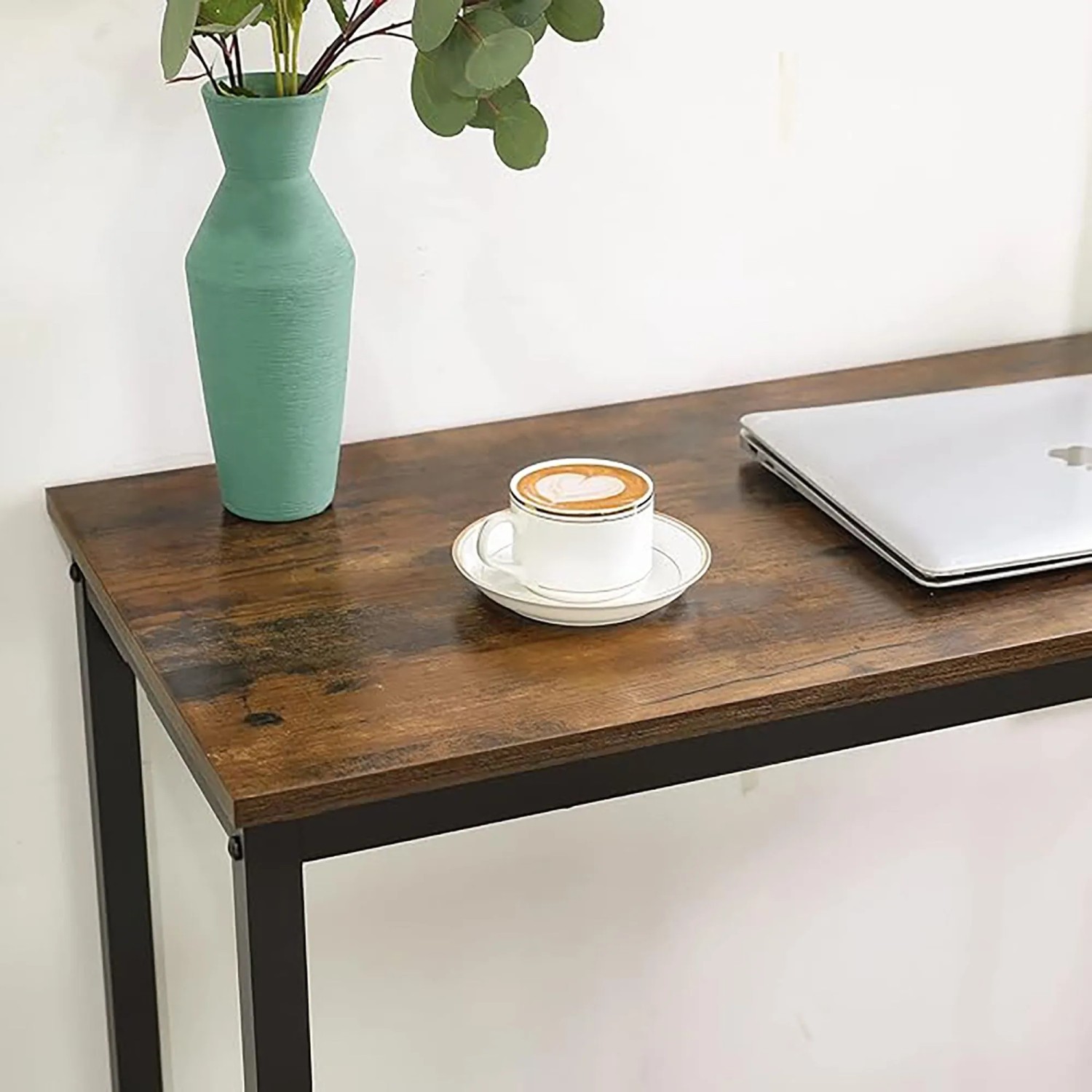Songmics Bartisch Delon, braun-schwarz, 40x100x90 cm, mit Deko und Laptop auf Vintage-Tischplatte.