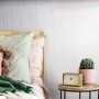 Weiße Marburg Vliestapete mit Crushed-Optik und Streifen im modernen Schlafzimmer.