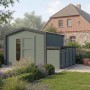 Weka Gartenhaus Killarney mit Designtür und 4er Mülltonnenbox in Graugrün/Anthrazit.