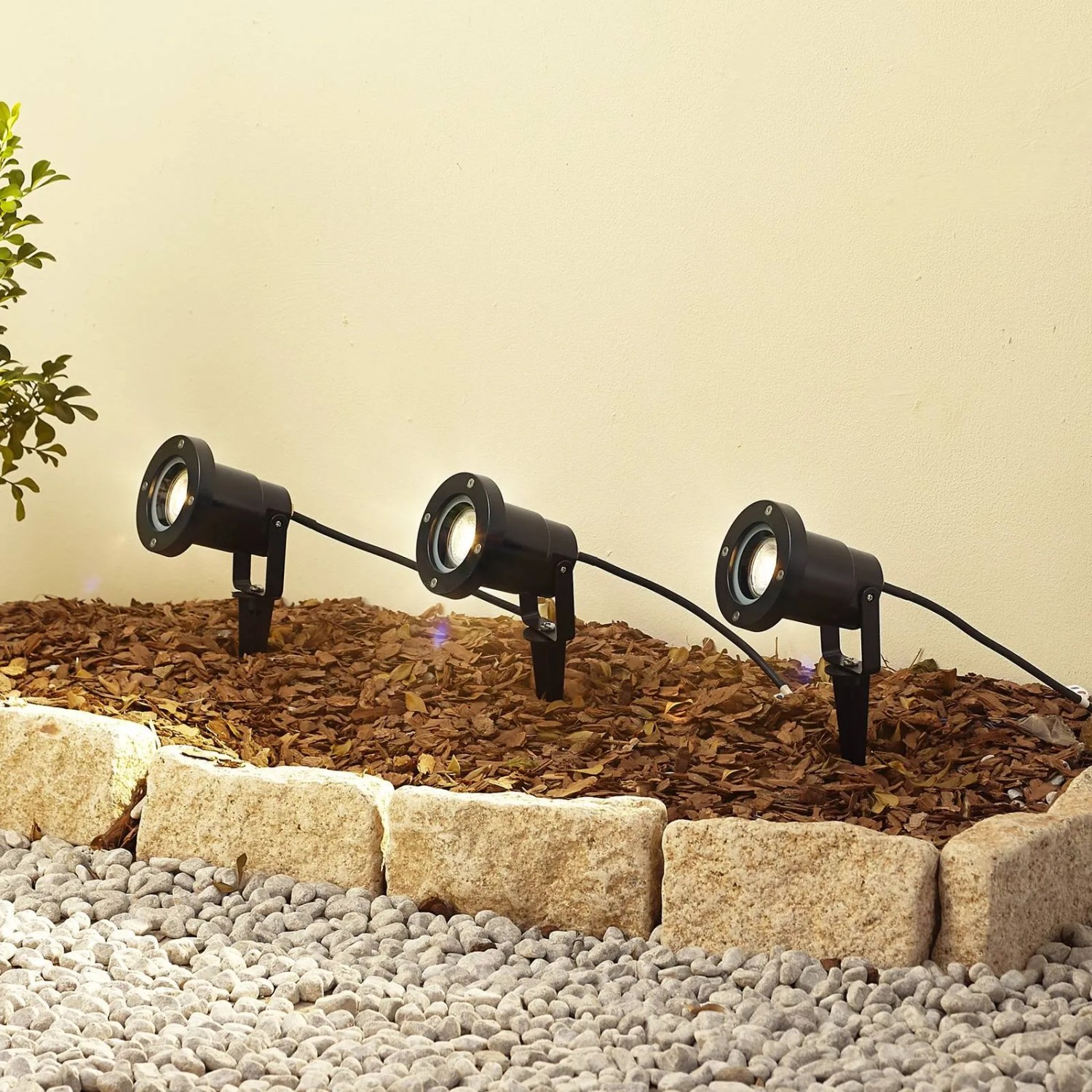 Lindby Thorgal 3er Set: Schwarze Außenleuchten/Gartenleuchten mit Erdspieß für stimmungsvolle Beleuchtung.