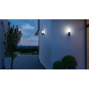 Anthrazitfarbene Steinel LED-Außenwandleuchte L 605 S mit Bewegungsmelder an einer Hauswand.