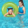 Kind mit grünem Bestway Schwimmring im Pool, betreut von Erwachsenem.
