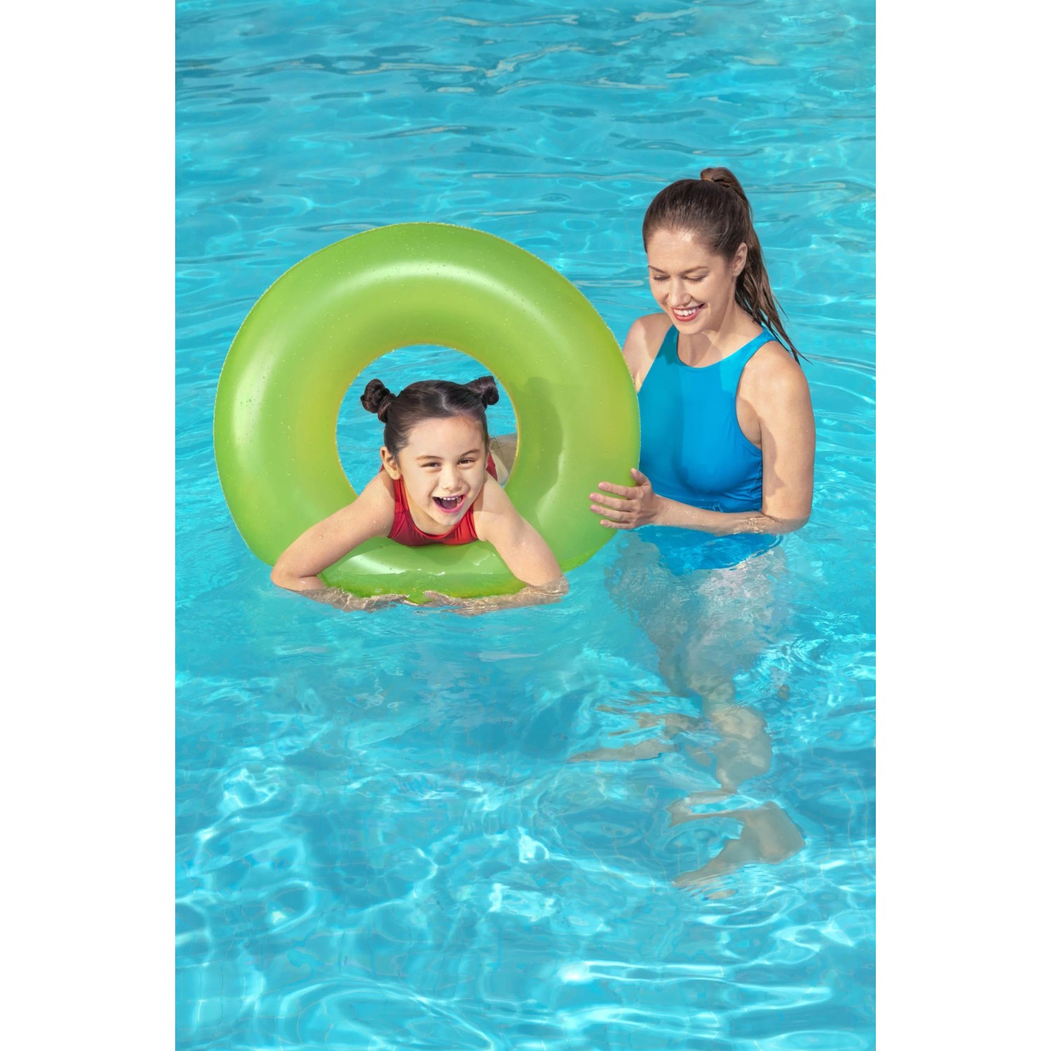 Kind mit grünem Bestway Schwimmring im Pool, betreut von Erwachsenem.