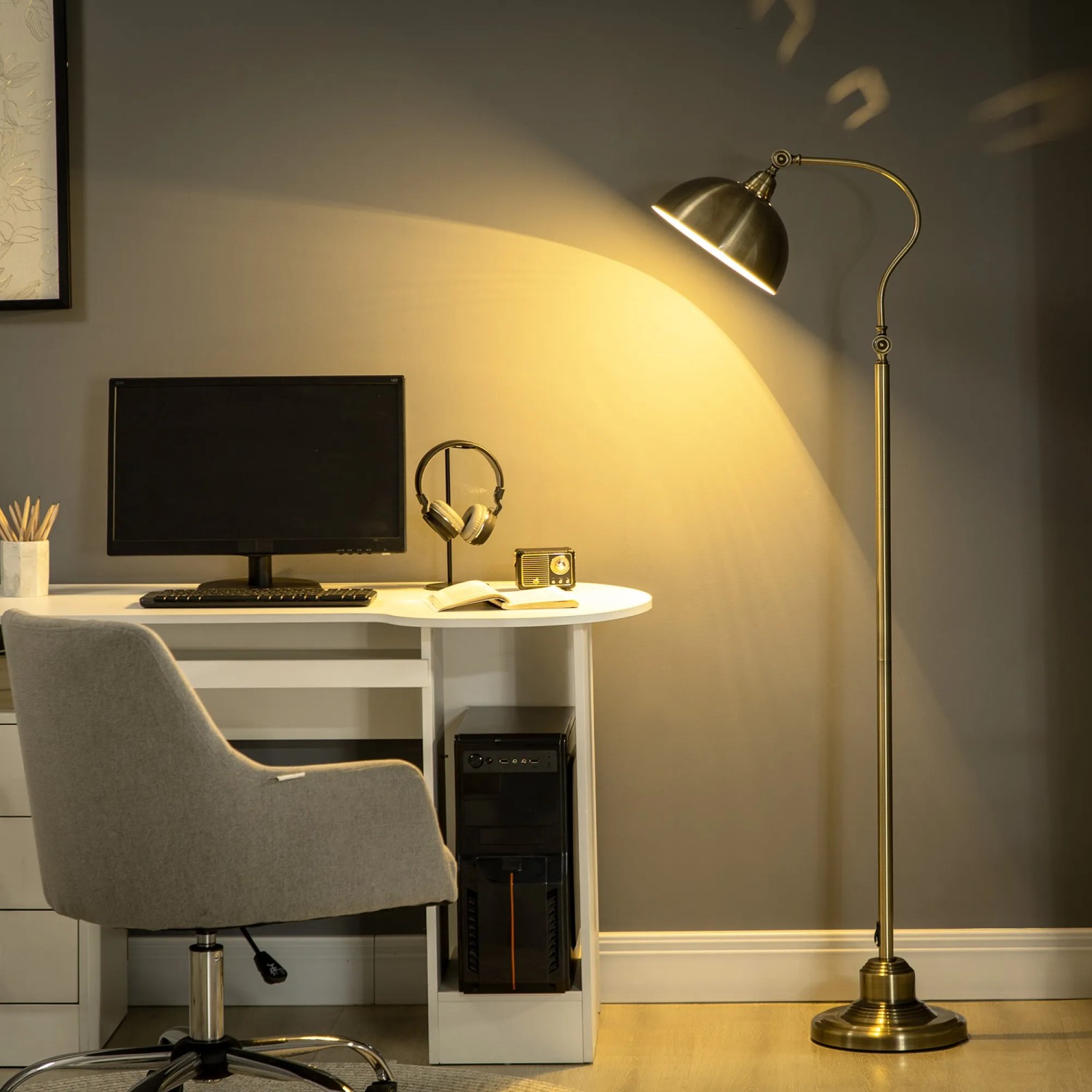 HOMCOM Stehlampe in Messingoptik, verstellbarer Lampenschirm, 40W, neben Schreibtisch.