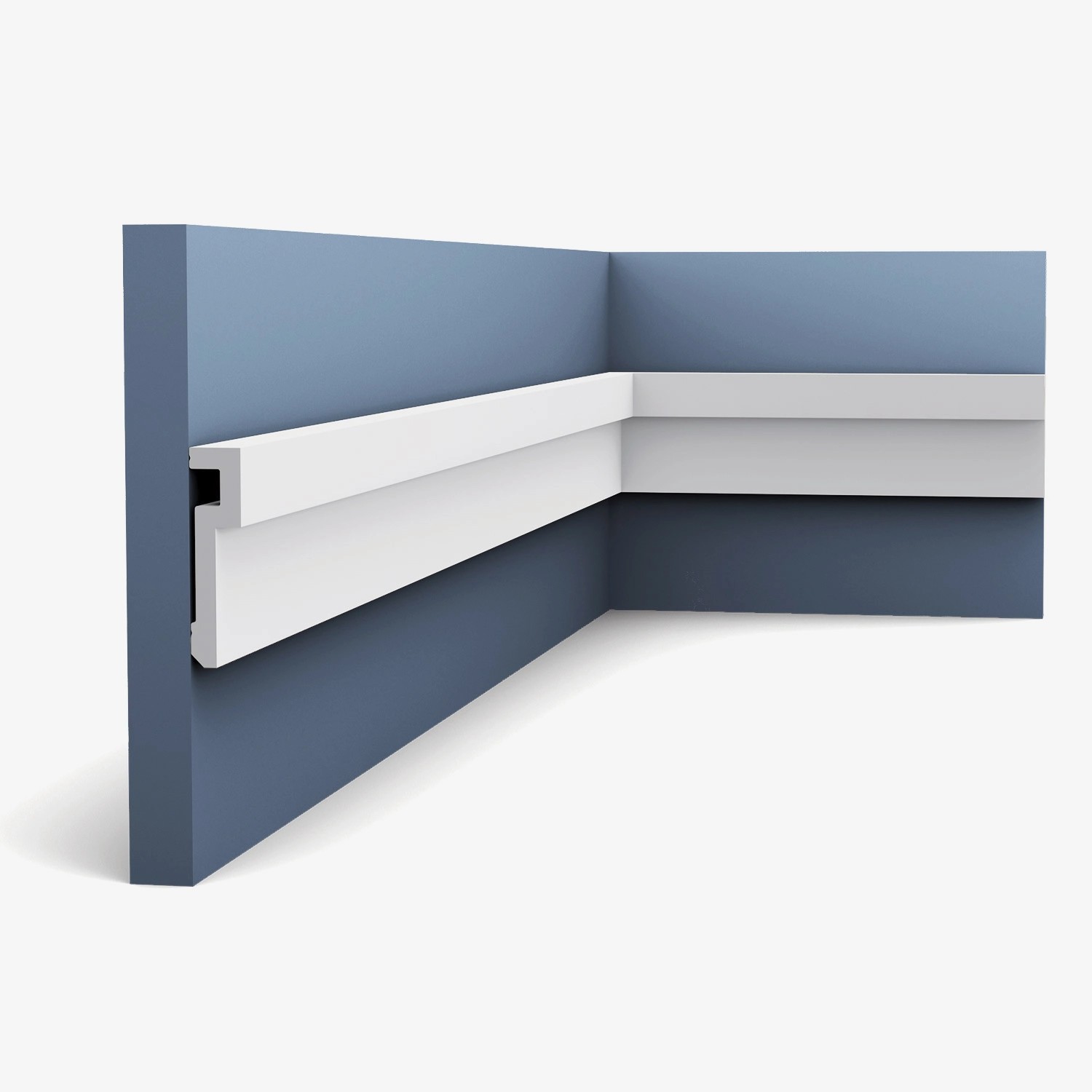 Weiße ORAC DECOR Wandleiste PX198 MODERN als Zierleiste und Sockelleiste an einer blauen Wand.