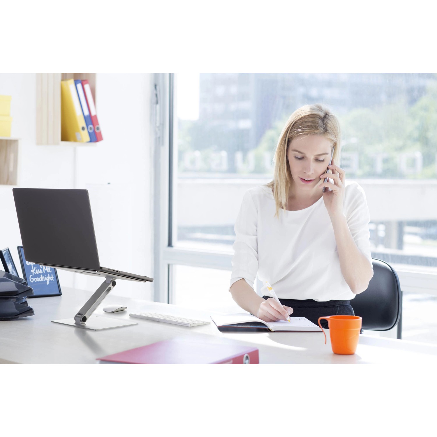 Silberner, höhenverstellbarer Laptop-Tischständer von Durable im Büro.