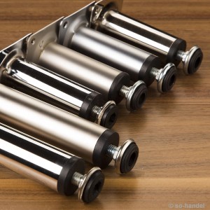 SOTECH Möbelfuß 150 mm, höhenverstellbar, aus poliertem Chrom-Metall mit Gummifuß auf Holz.