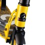 Detailaufnahme: Gelber Six Degrees Junior Scooter mit Logo, Vorderrad und Schutzblech.