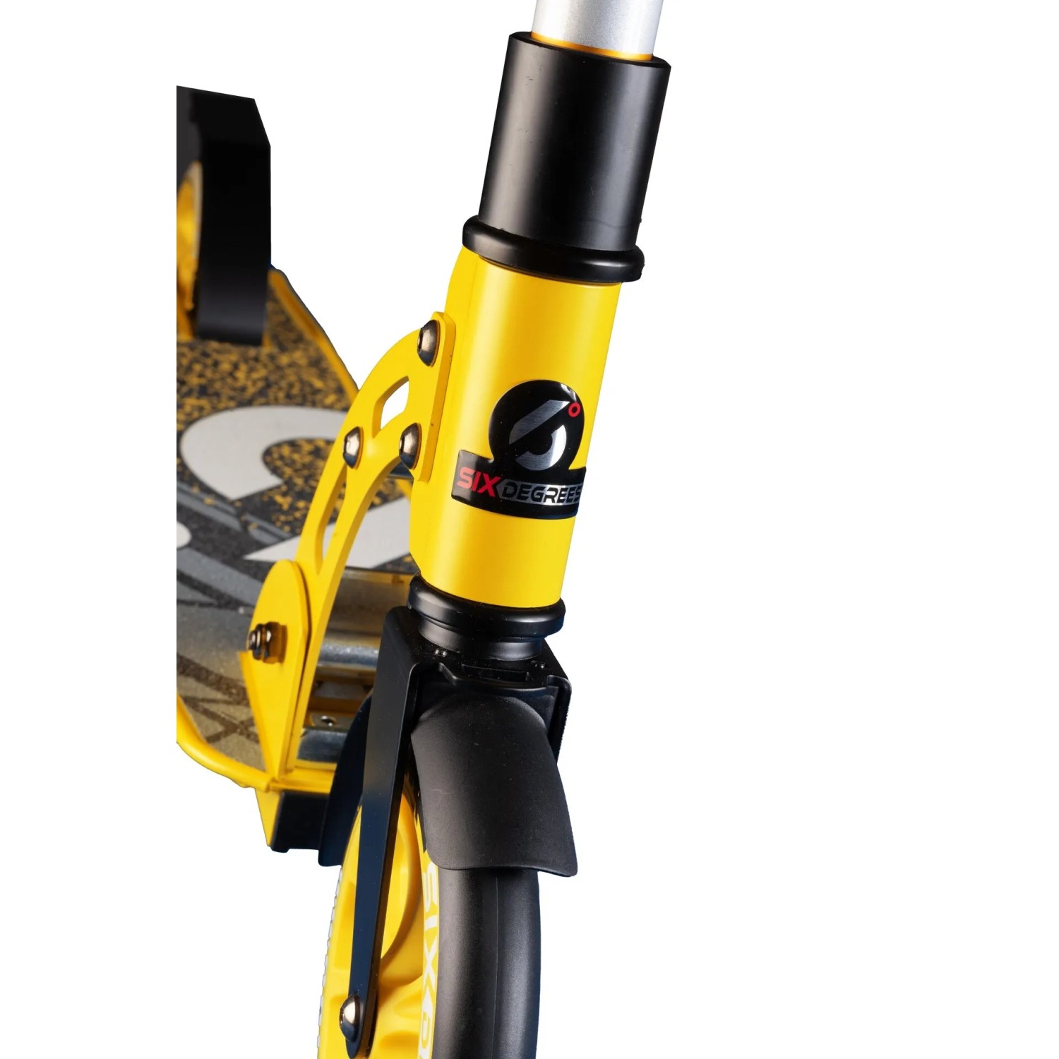 Detailaufnahme: Gelber Six Degrees Junior Scooter mit Logo, Vorderrad und Schutzblech.