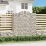 Gabione mit Hochbogen als dekorative Gartenbegrenzung, gefüllt mit Steinen.