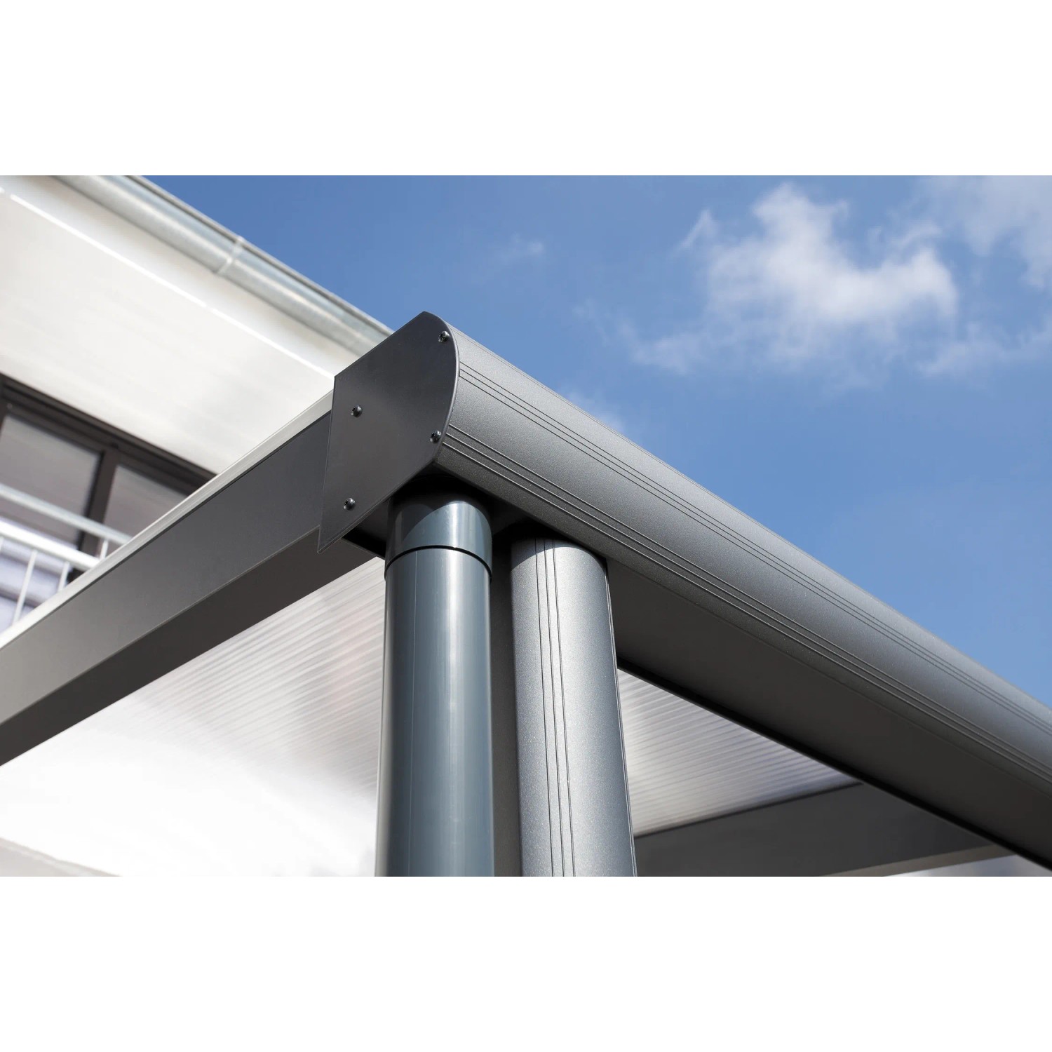 Detailansicht: Skan Holz Terrassenüberdachung Garda, Aluminium Anthrazit, Polycarbonat-Doppelstegplatten.