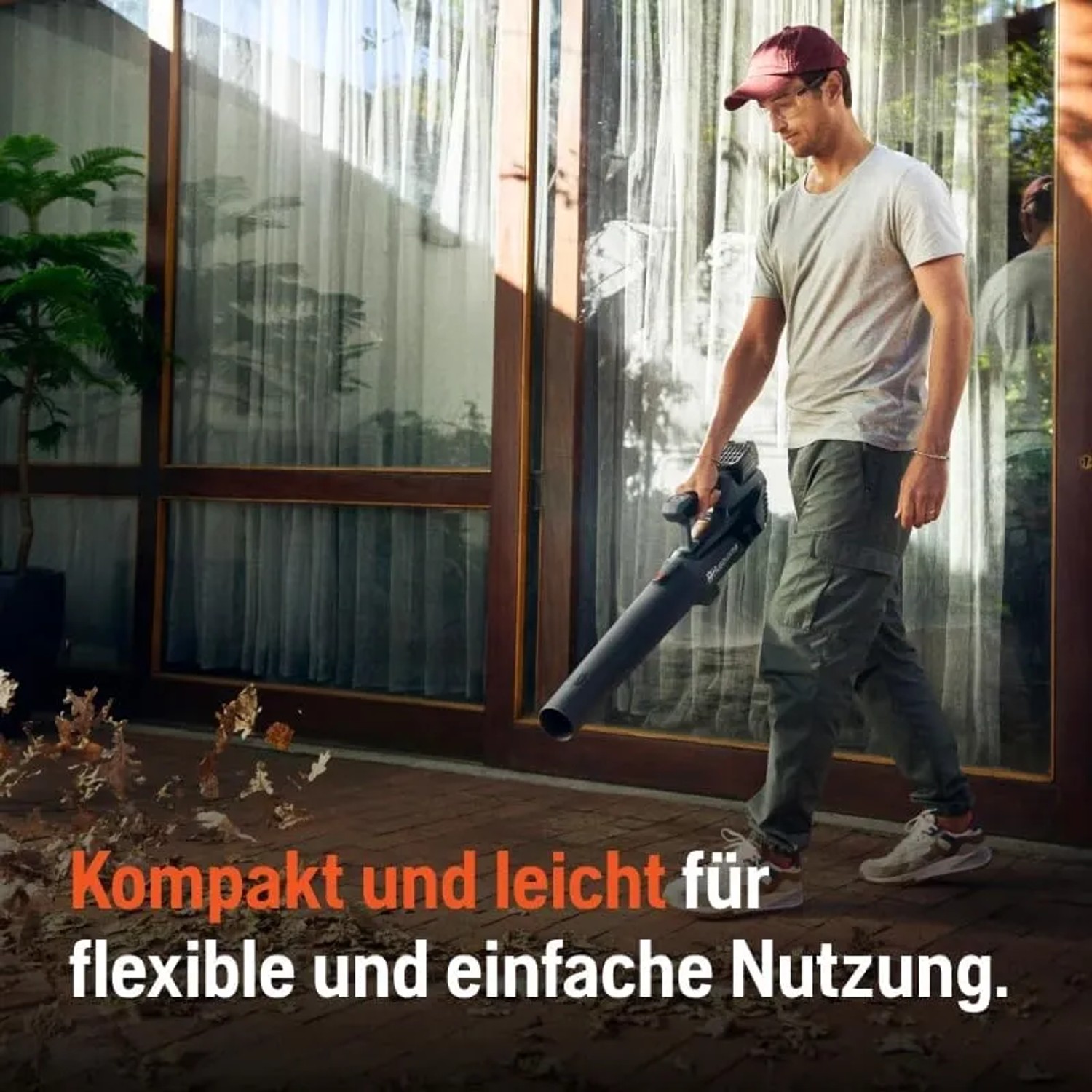 Mann nutzt Husqvarna Akku-Laubbläser Aspire B8X-P4A zum Laub entfernen. Inkl. Akku & Ladegerät.