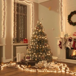 Warmweiße vidaXL LED-Lichterkette (17 m) schmückt festlich einen Weihnachtsbaum und den Raum.