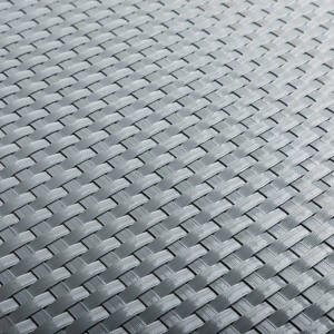 Detailaufnahme des hellgrauen NYVI Balkon Sichtschutz aus Polyrattan.