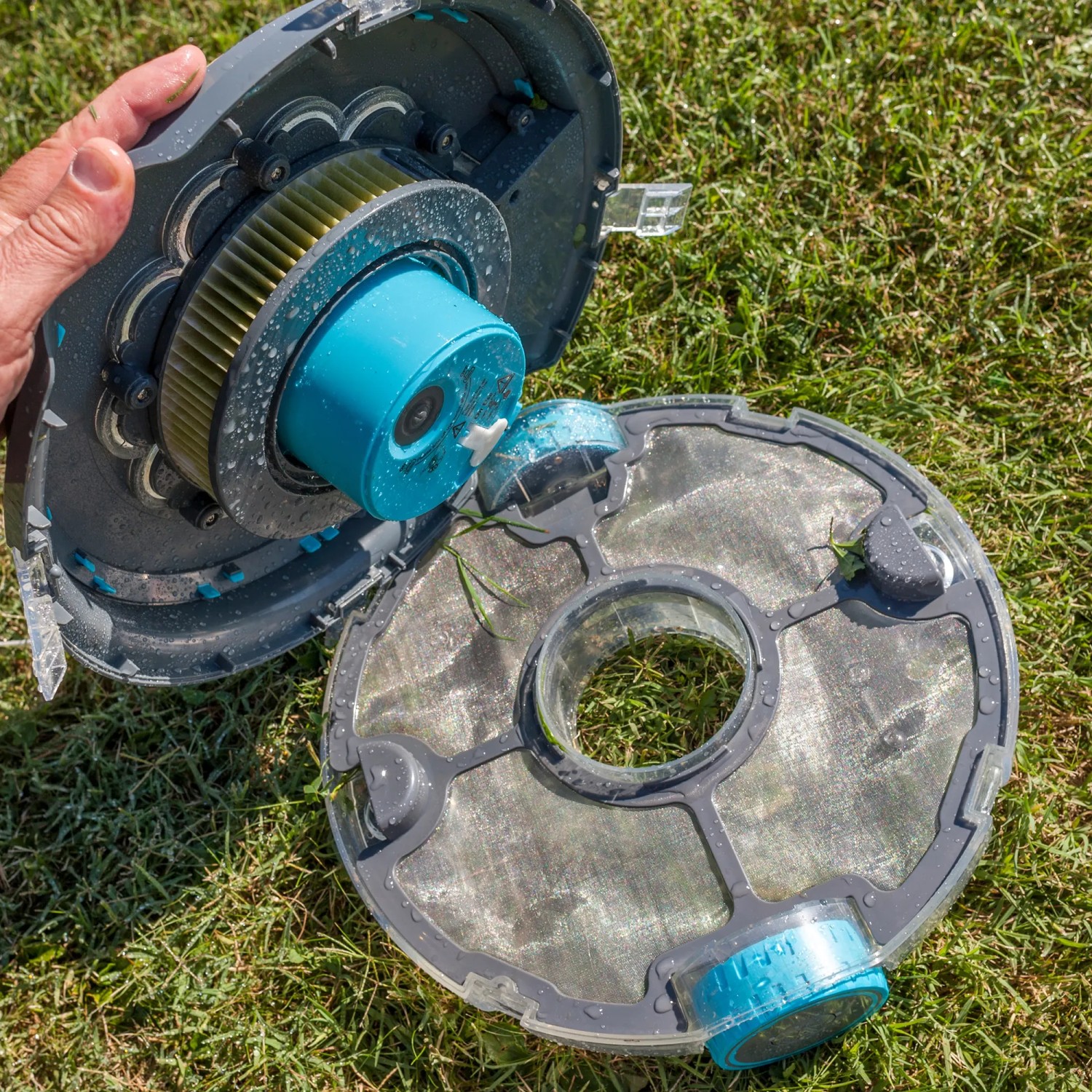 Gre Akku-Reinigungsroboter, geöffnet zur Reinigung des Filters. Poolroboter Zubehör.