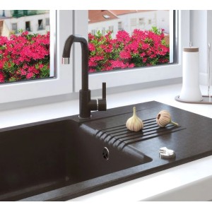 Schwarze KOLMAN Küchenarmatur mit L-Auslauf und Einhebelmischer an dunkler Spüle. Modernes Design für die Küche.