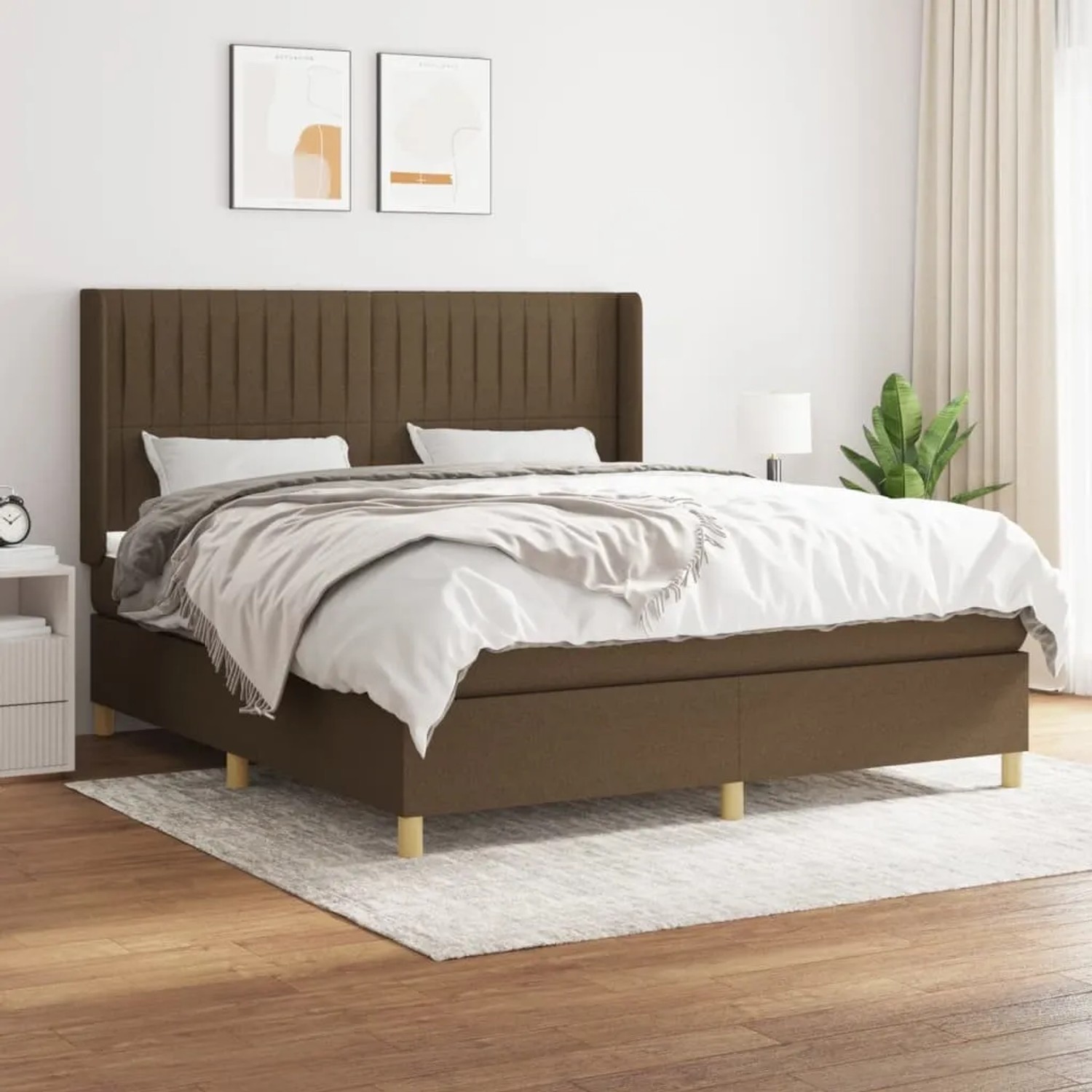 Dunkelbraunes Boxspringbett 180x200 cm mit Stoffbezug und Matratze. Bequemes Bett für Schlafzimmer.