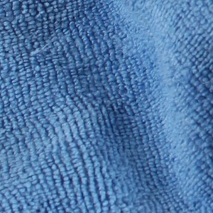 Detailaufnahme eines blauen Mikrofasertuchs aus dem 100er Set von Tectake.