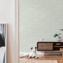 A.S. Création Vliestapete mit Blätter-Muster in Grün und Weiß im Wohnraum.