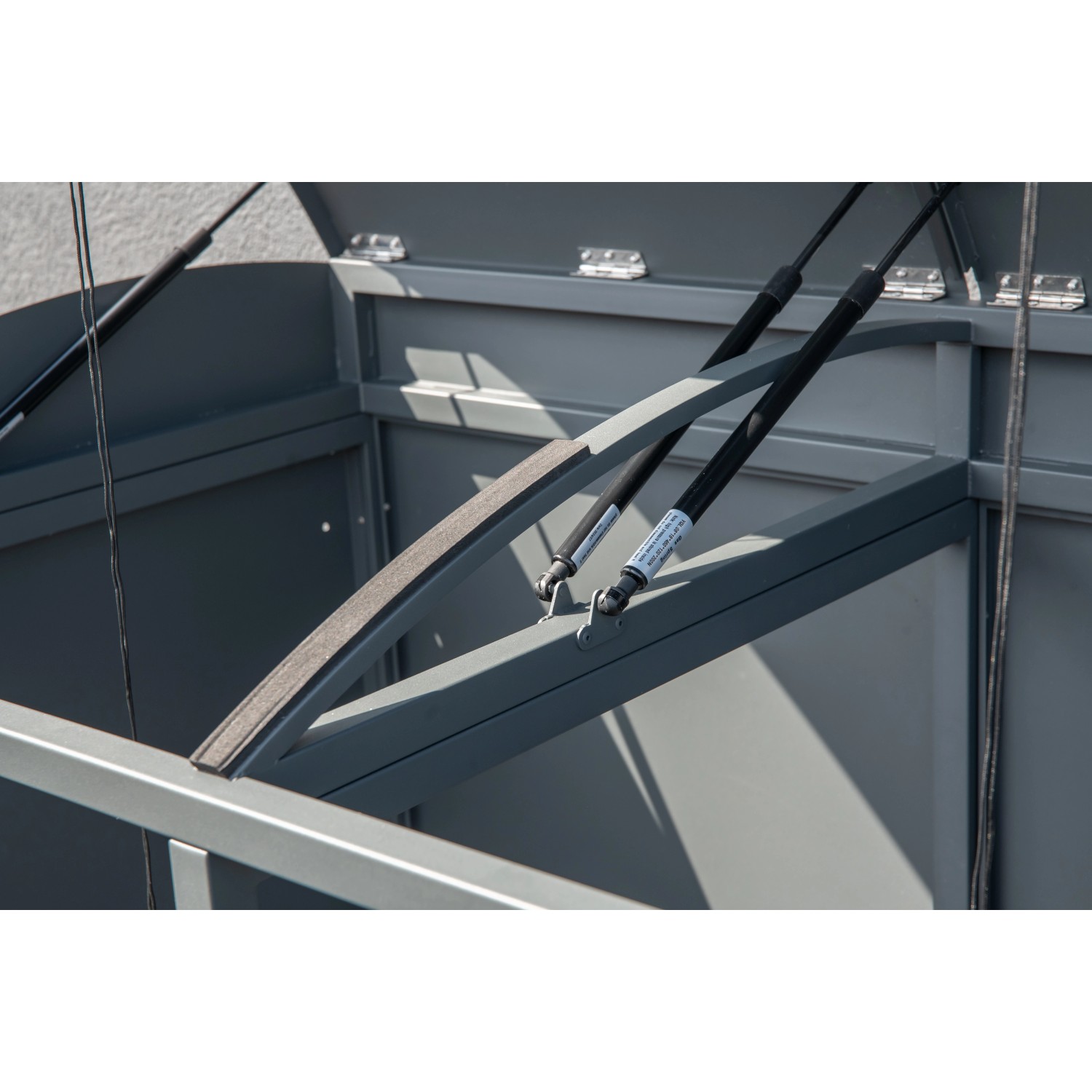 Detailaufnahme der Westmann Mülltonnenbox Moderna (Anthrazit) mit Gasdruckfedern am Deckel.