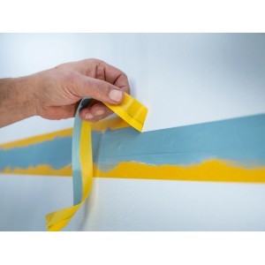 Anwendung von LUX Washi-Klebeband Gold auf einer Wand für präzise Farbkanten.