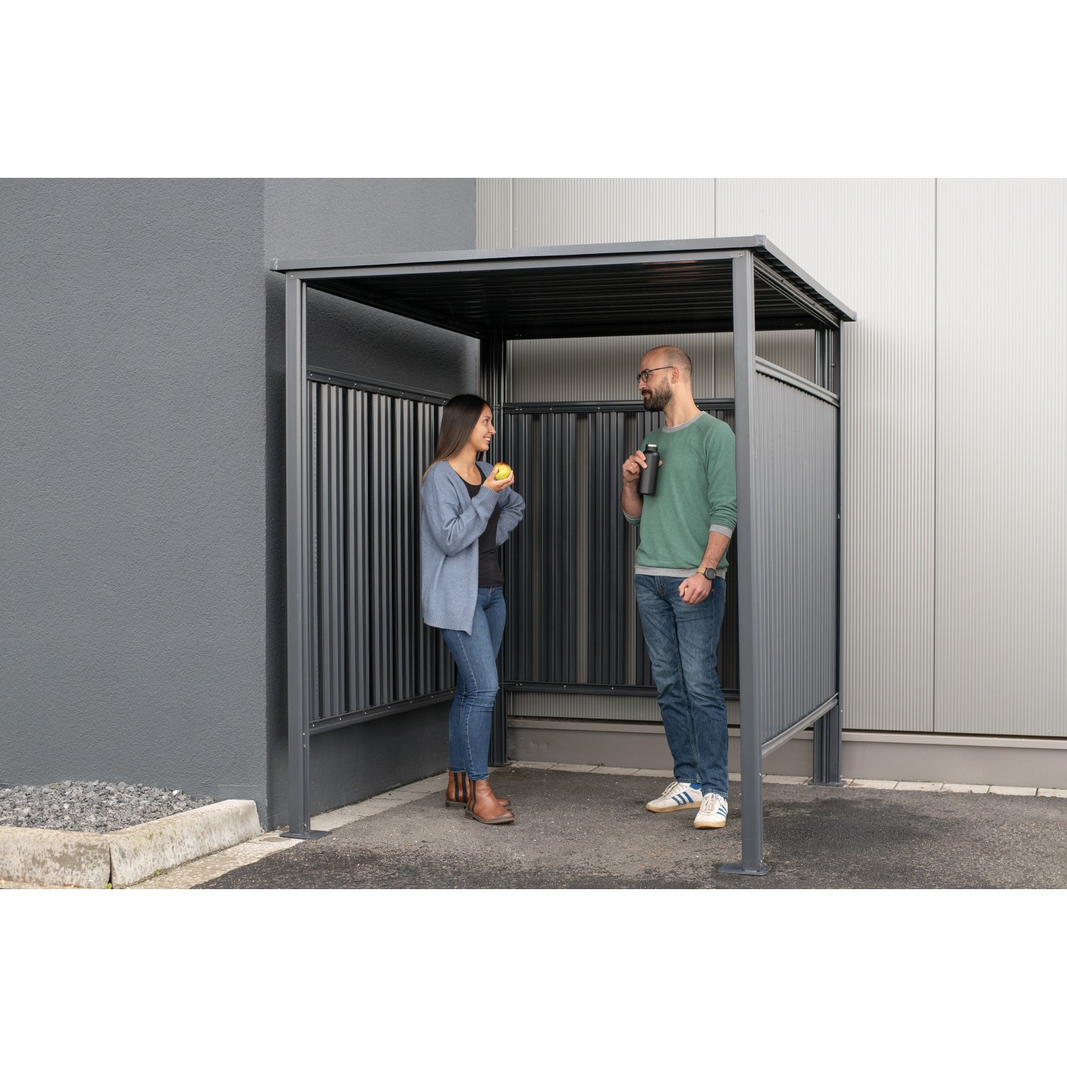 Anthrazitfarbener Westmann Fahrrad- und Rauchunterstand mit zwei Personen.