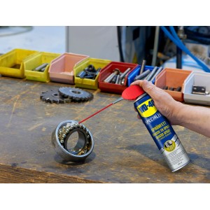 Anwendung WD-40 Specialist Sprühfett zur Schmierung eines Kugellagers.