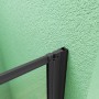 Detailaufnahme: Schwarzer Badewannenaufsatz mit Faltwand aus Glas.