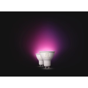 Zwei Philips Hue GU10 LED-Spots mit Farbwechsel, ideal für stimmungsvolle Beleuchtung.