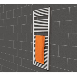 Weißer Badheizkörper (169x62 cm, 970W) mit Handtuch an grauer Wand. Ideal zum Trocknen von Handtüchern.