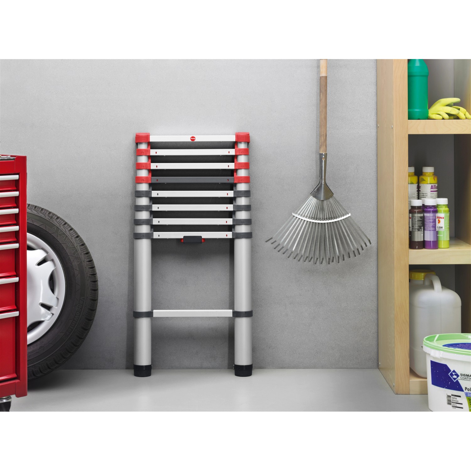 Zusammengeklappte Hailo FlexLine Teleskopleiter aus Aluminium mit 9 Stufen, rot abgesetzt.