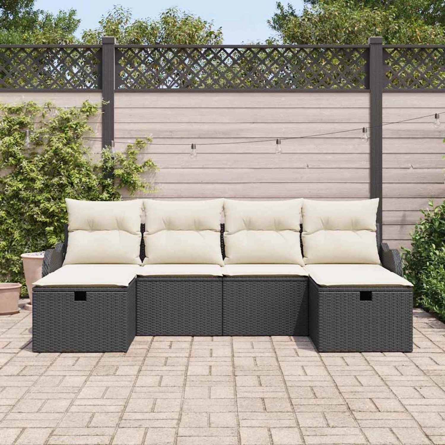 Schwarzes 6-teiliges Garten-Sofa-Set aus Poly Rattan mit Kissen.
