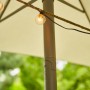 Detailaufnahme: Grauer Siena Garden Marktschirm mit Lichterkette und Knickfunktion.
