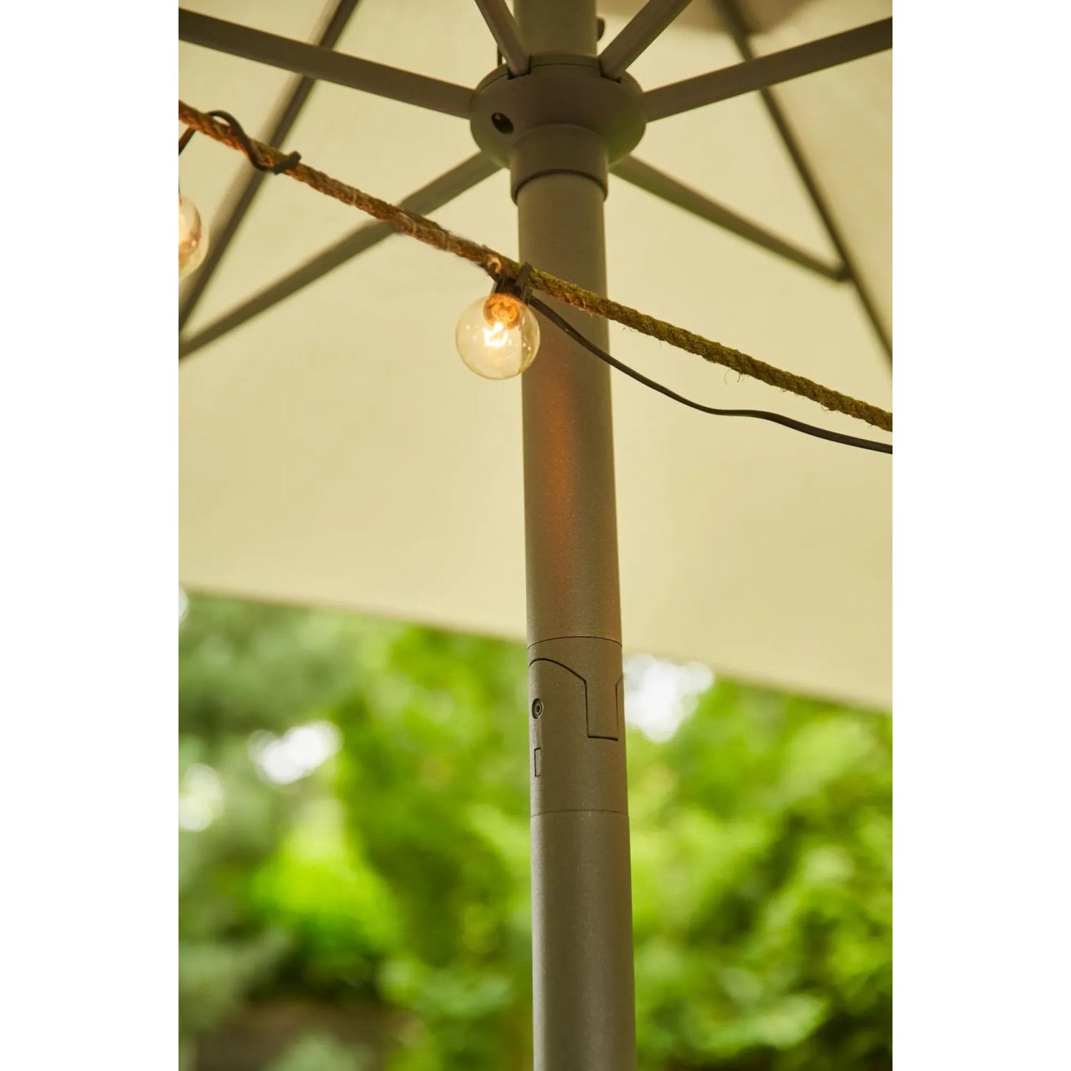 Detailaufnahme: Grauer Siena Garden Marktschirm mit Lichterkette und Knickfunktion.